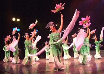 2006年山东第一届老年产业博览会上的文艺表演2