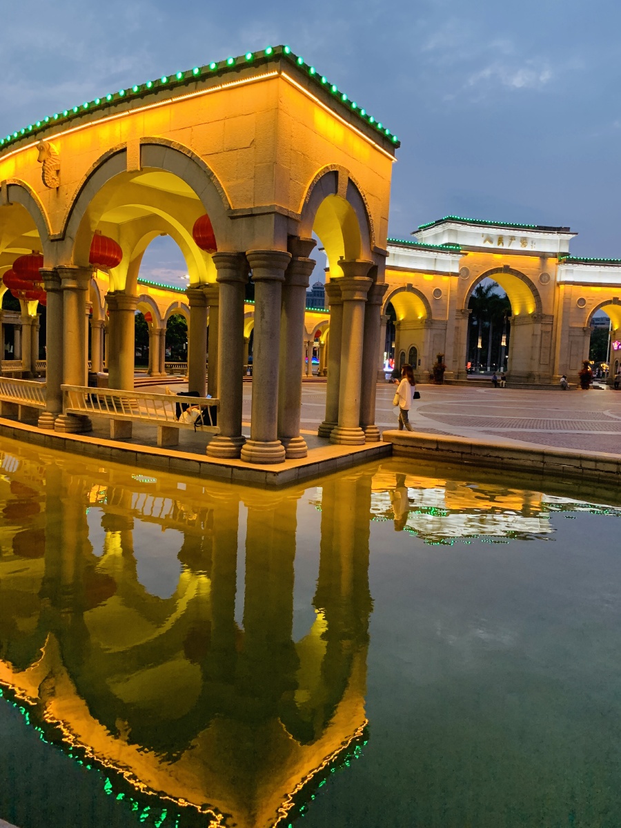 华灯初上广东茂名人民广场金碧辉煌散步健身跳舞的市民熙熙攘攘热闹