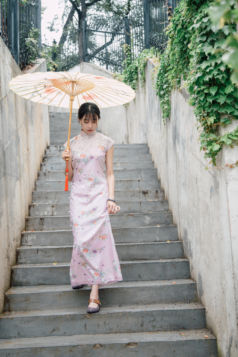 撑着油纸伞独自彷徨在悠长悠长又寂寥的雨巷我希望逢着一个丁香一样地