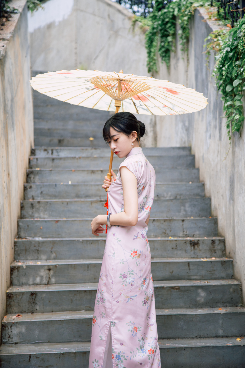 油纸伞 女孩撑油纸伞回眸打油纸伞独自彷徨美女图片打油纸伞的女孩