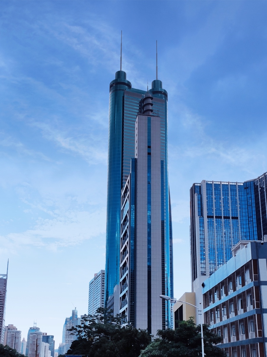 深圳地王大厦,正式名称为信兴广场,是一座摩天大楼.