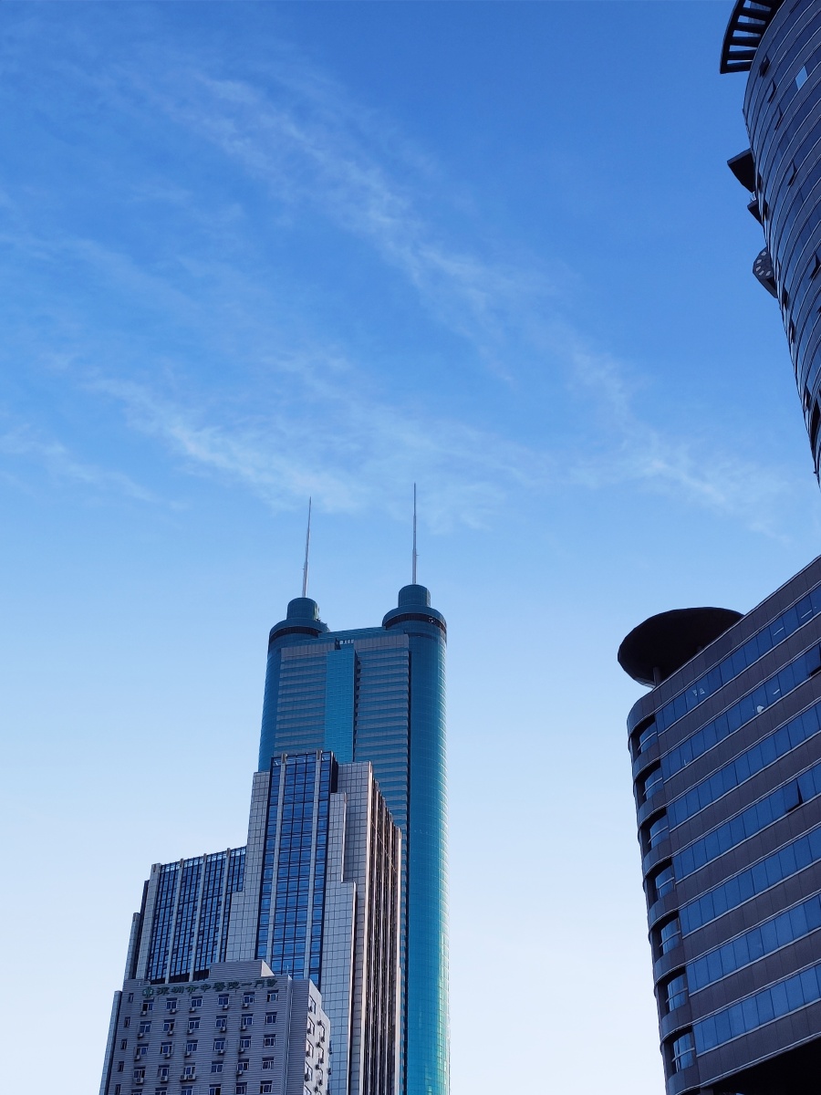 深圳地王大厦,正式名称为信兴广场,是一座摩天大楼.