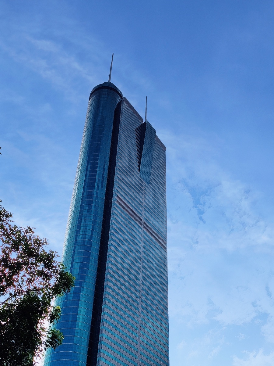 深圳地王大厦,正式名称为信兴广场,是一座摩天大楼.