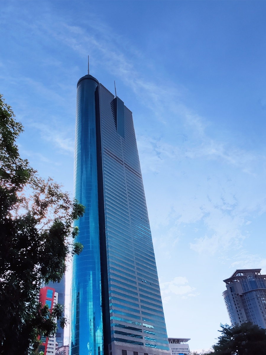 深圳地王大厦,正式名称为信兴广场,是一座摩天大楼.