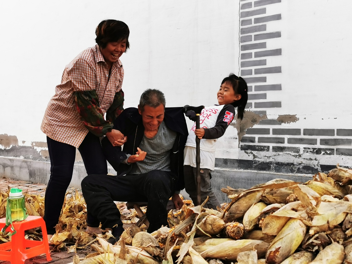 农村小娃娃手机摄影