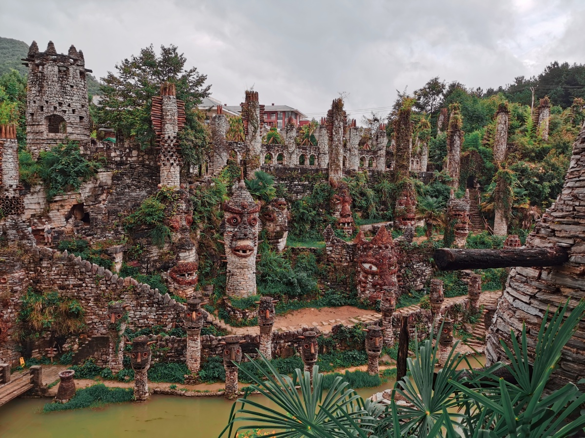 贵阳花溪夜郎谷生态园 br /> 适合半日游 br /> 奇特的建筑 br />