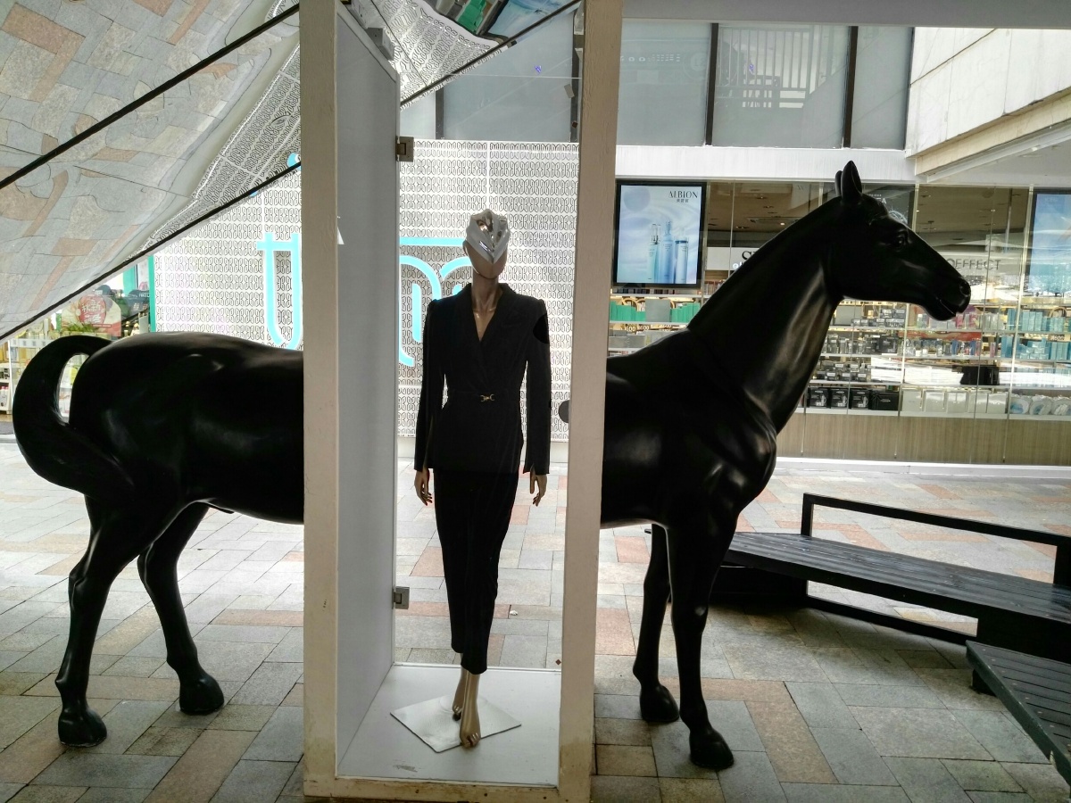 辞旧影新之断马服装