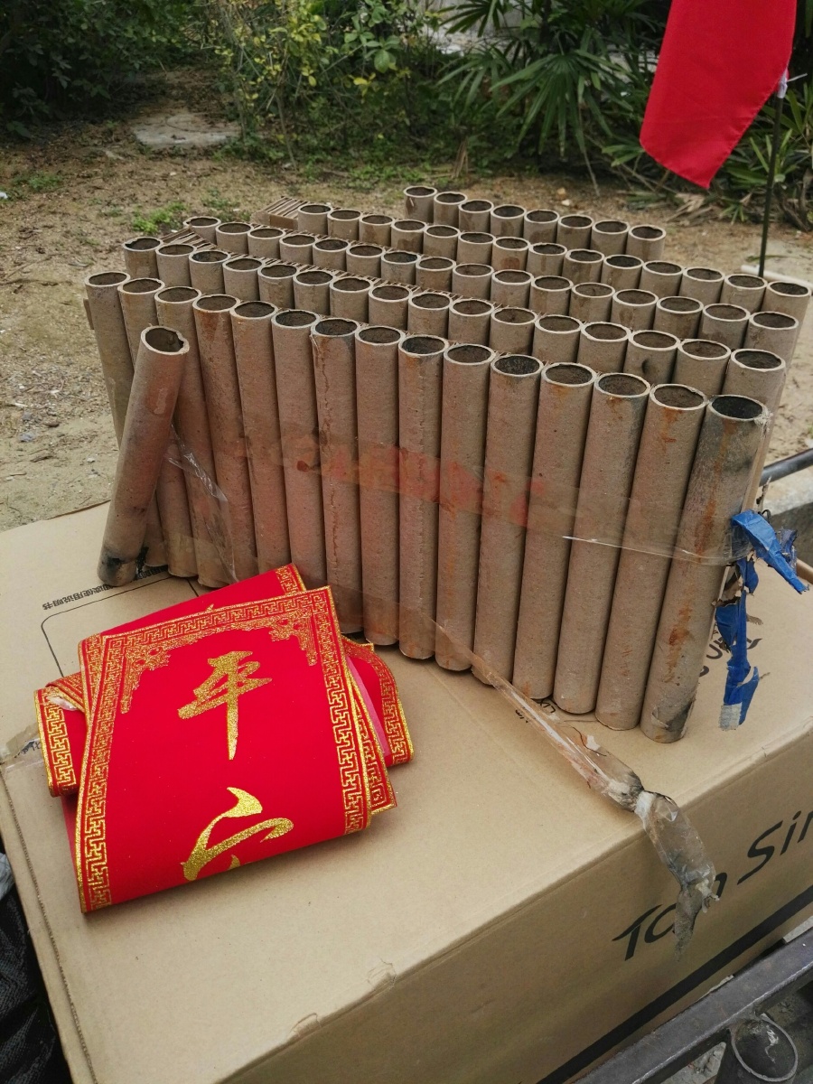 关注          垃圾车上,摆放着已燃空的烟花炮筒.摄于福州六一北路.