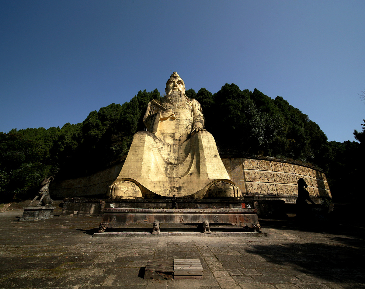 老子蓬溪县高峰山屹立着36米高的老子塑像以纪念这位道教的创始人