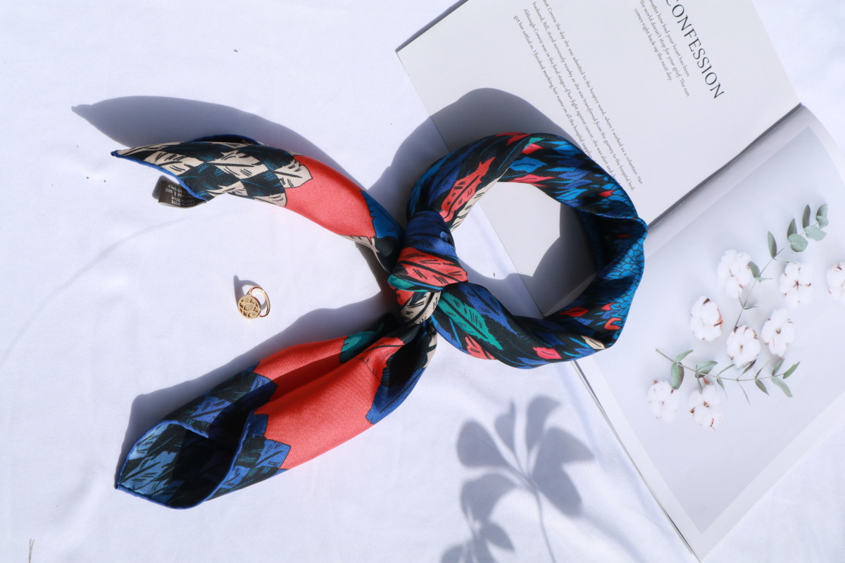 妥妥的丝巾控哈哈源自法国的小众品牌petrusse