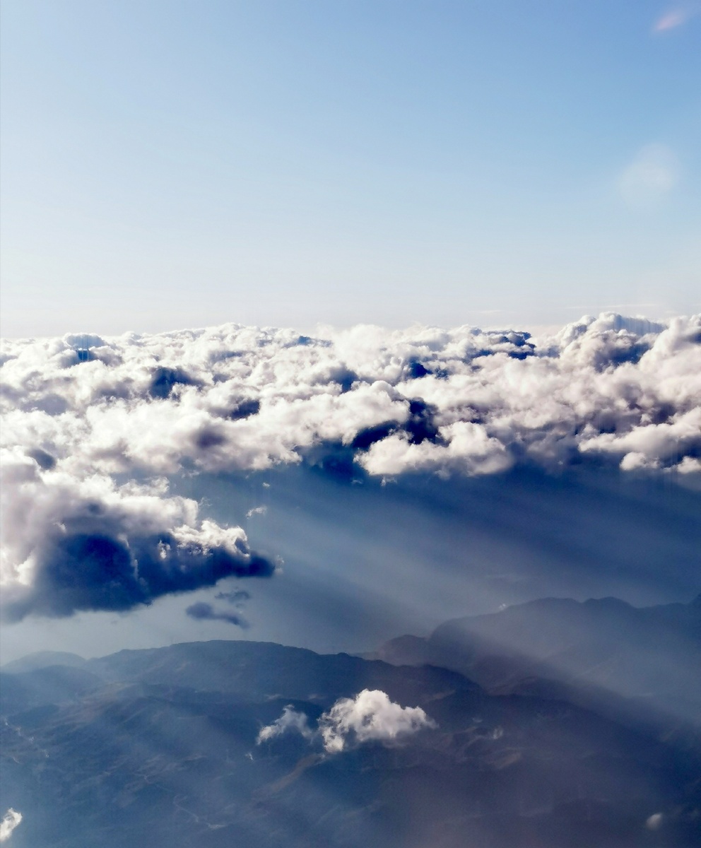 穿过云层的光线