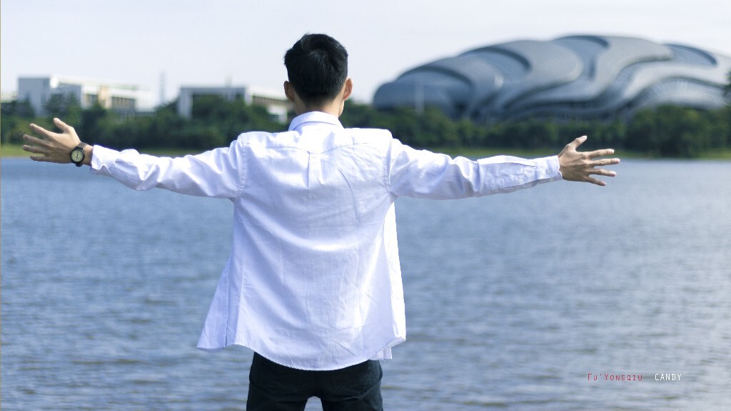 阳光如水般音符一样灿烂的流动,湿澈了不同的妩媚的忧伤。