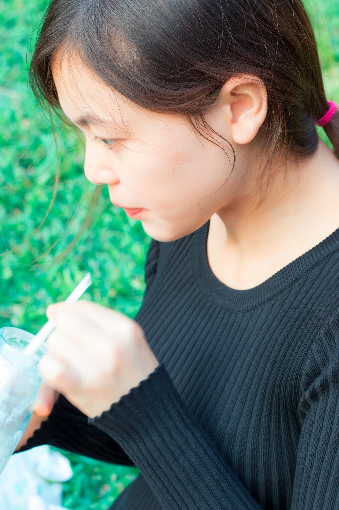 多少的日子里总是<br />
一个人面对着天空发呆<br />