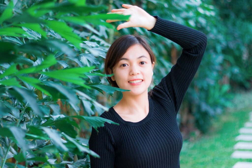 阳光下蜻蜓飞过来<br />
一片片绿油油的稻田<br />