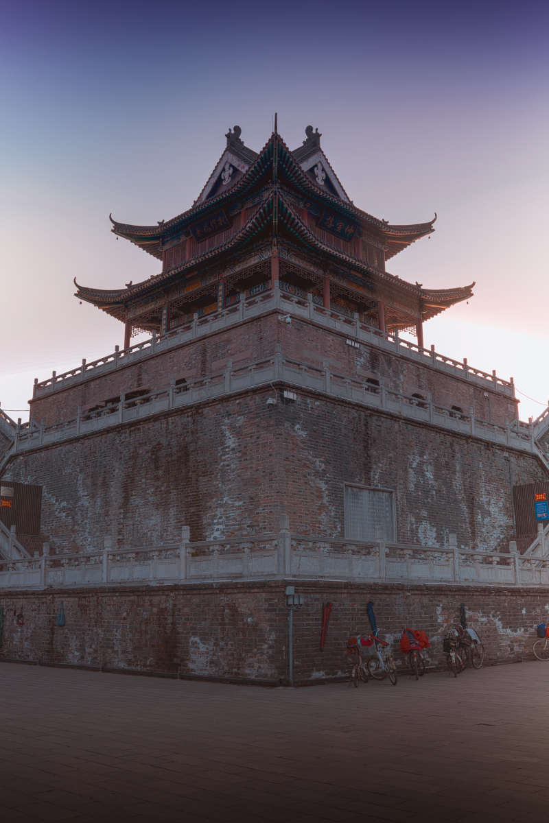 仲宣楼的清晨,晨光中黑暗与光明的较量,让仲宣楼更有体量感.