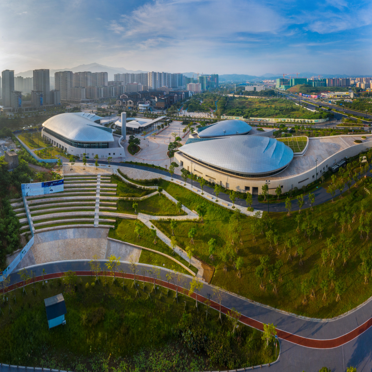 位于梅州市江南新城剑英公园剑英湖南侧的梅州城市展览馆67之1