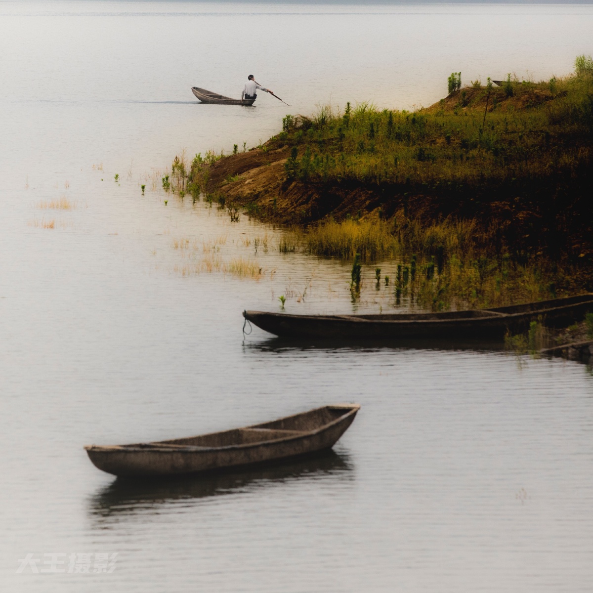 水积春塘晚阴交夏木繁舟船如野渡篱落似江村静拂琴床席香开酒库门慵闲