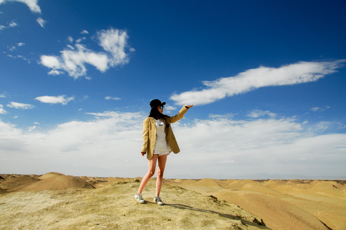蓝蓝的天上白云飘浮动的白云美女捞漂亮的美女天空容纯洁的上天仙女飘