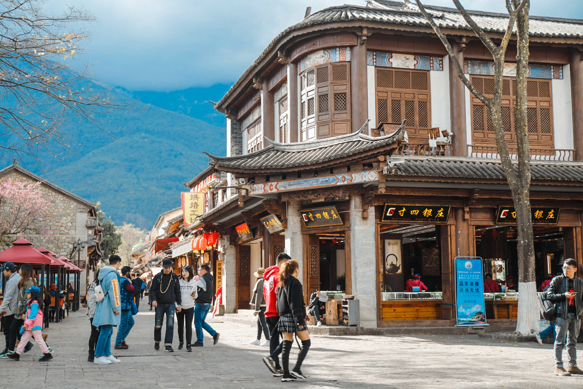 人来人往大理古城人民路