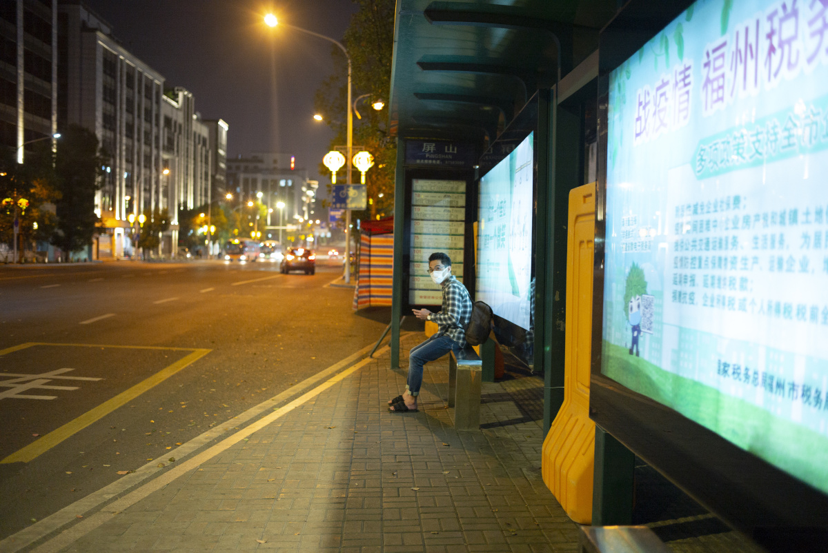 晚上九点,曾经喧闹的街头只余少数下班归家之人,每个公交车站也是不见