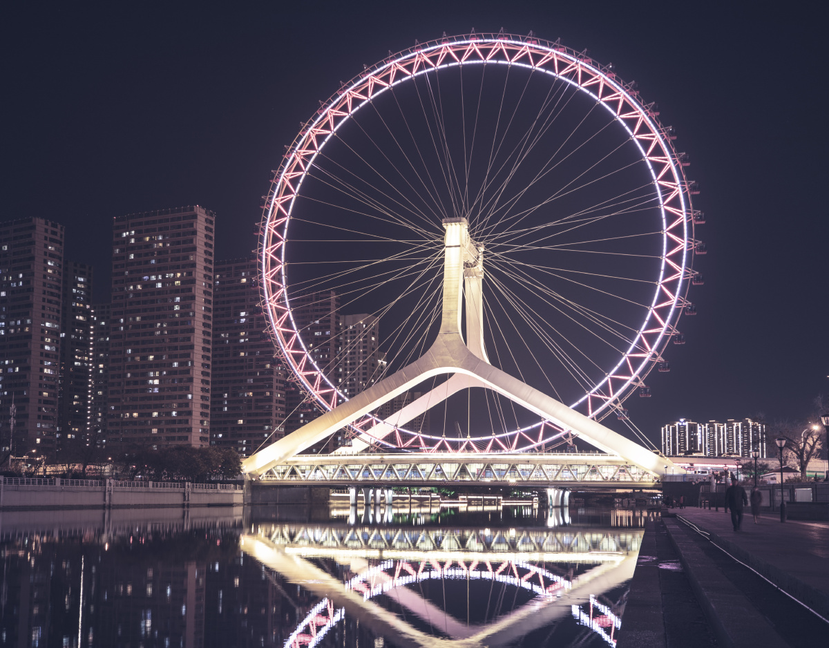 这是天津海河上的摩天轮传说坐过这个摩天轮的年轻人大多都分手了所以