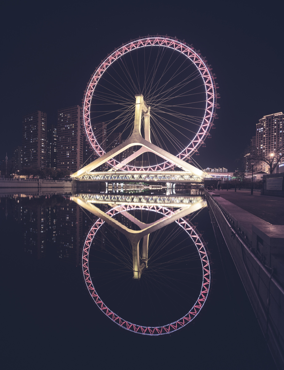 这是天津海河上的摩天轮传说坐过这个摩天轮的年轻人大多都分手了所以