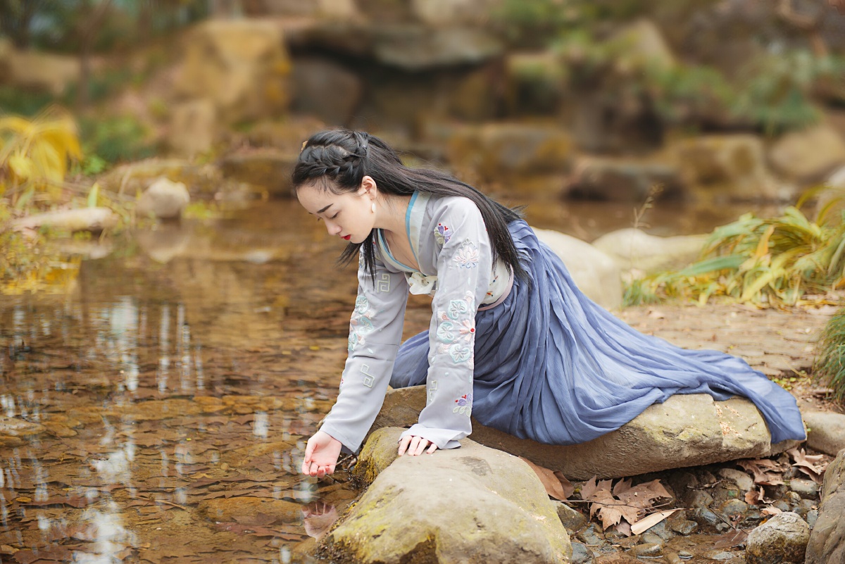 青丝长素衣白裳