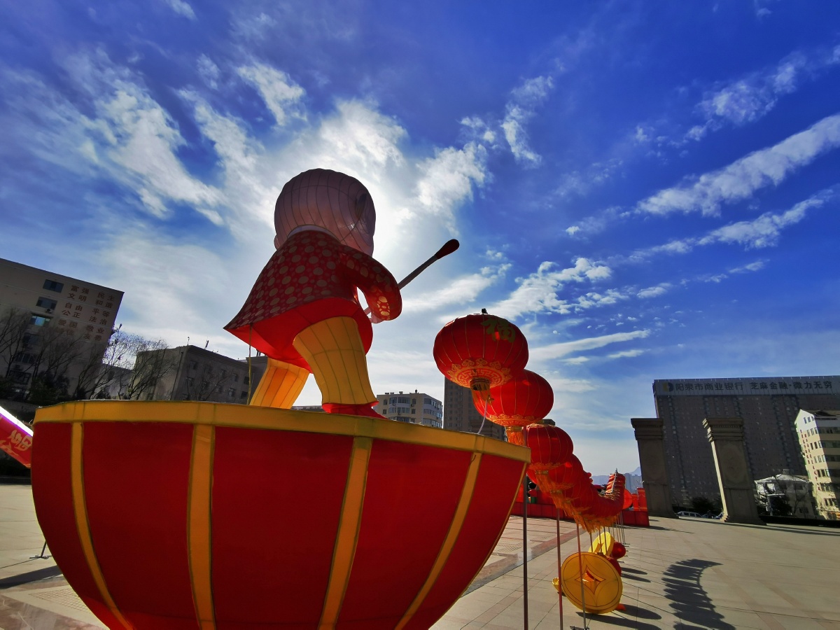 广场上的花灯具有浓郁的四川特点