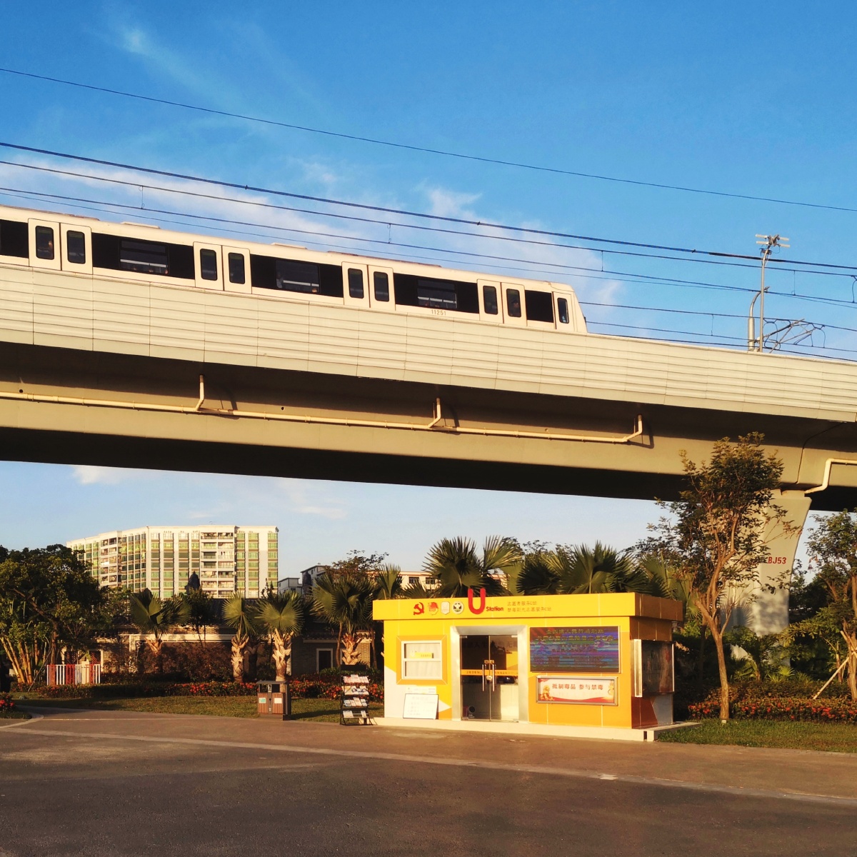 黄昏的u站桥下是深圳市的志愿服务u站桥上是呼啸而过的地地铁