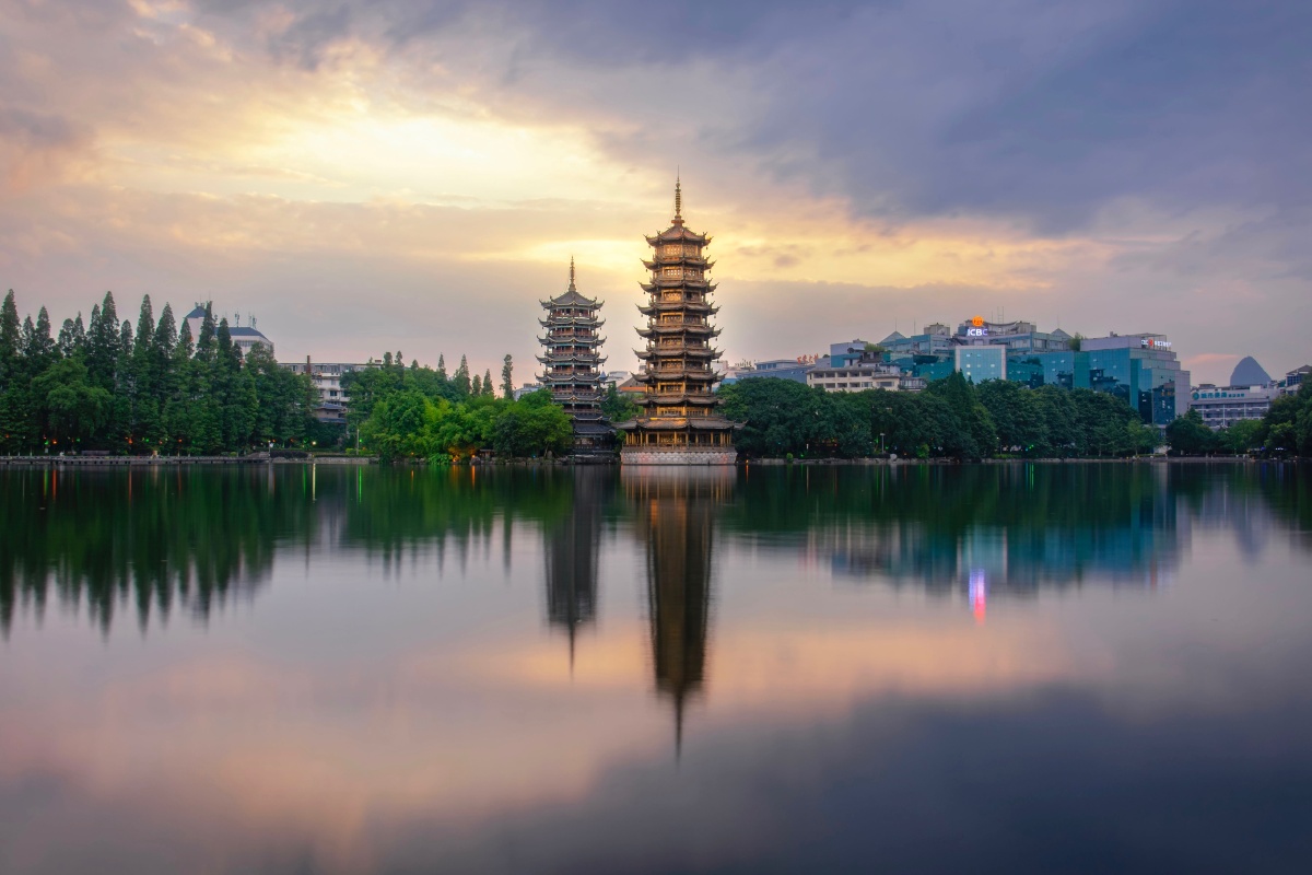 日月双塔摄于傍晚时分的桂林日月双塔景区