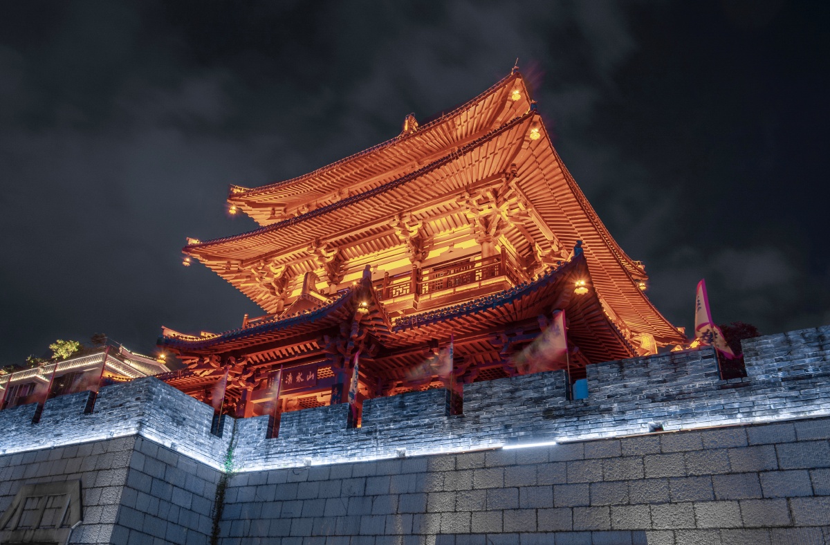 《逍遥》夜色下的桂林逍遥楼,一座曾与黄鹤楼,滕王阁,岳阳楼等江南名