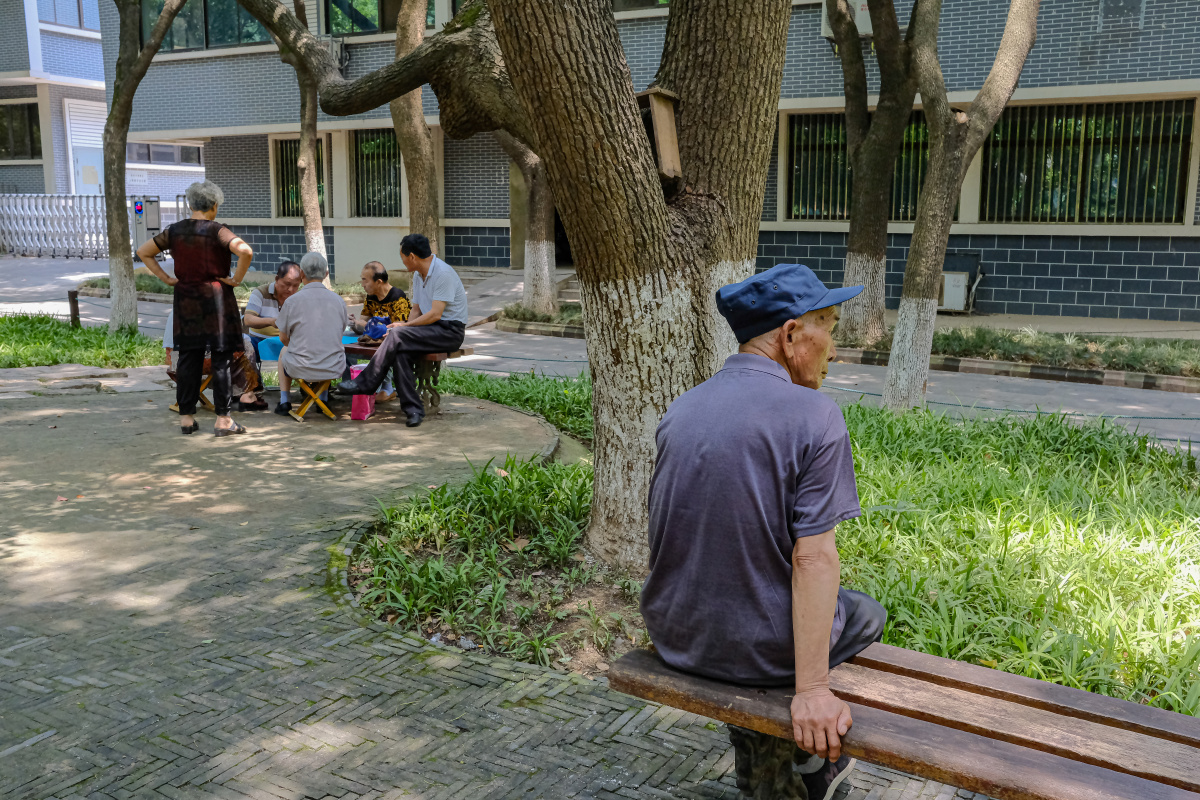 摄于南京绣球公园.一些老人在打牌,还有的人则坐在椅子边休息.