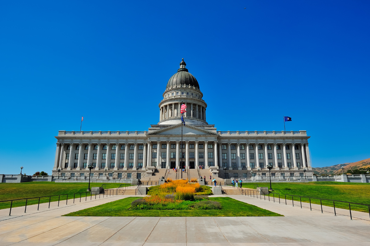 犹他州议会大厦位于美国犹他州盐湖城的议会山,俯瞰市中心,为州长办公
