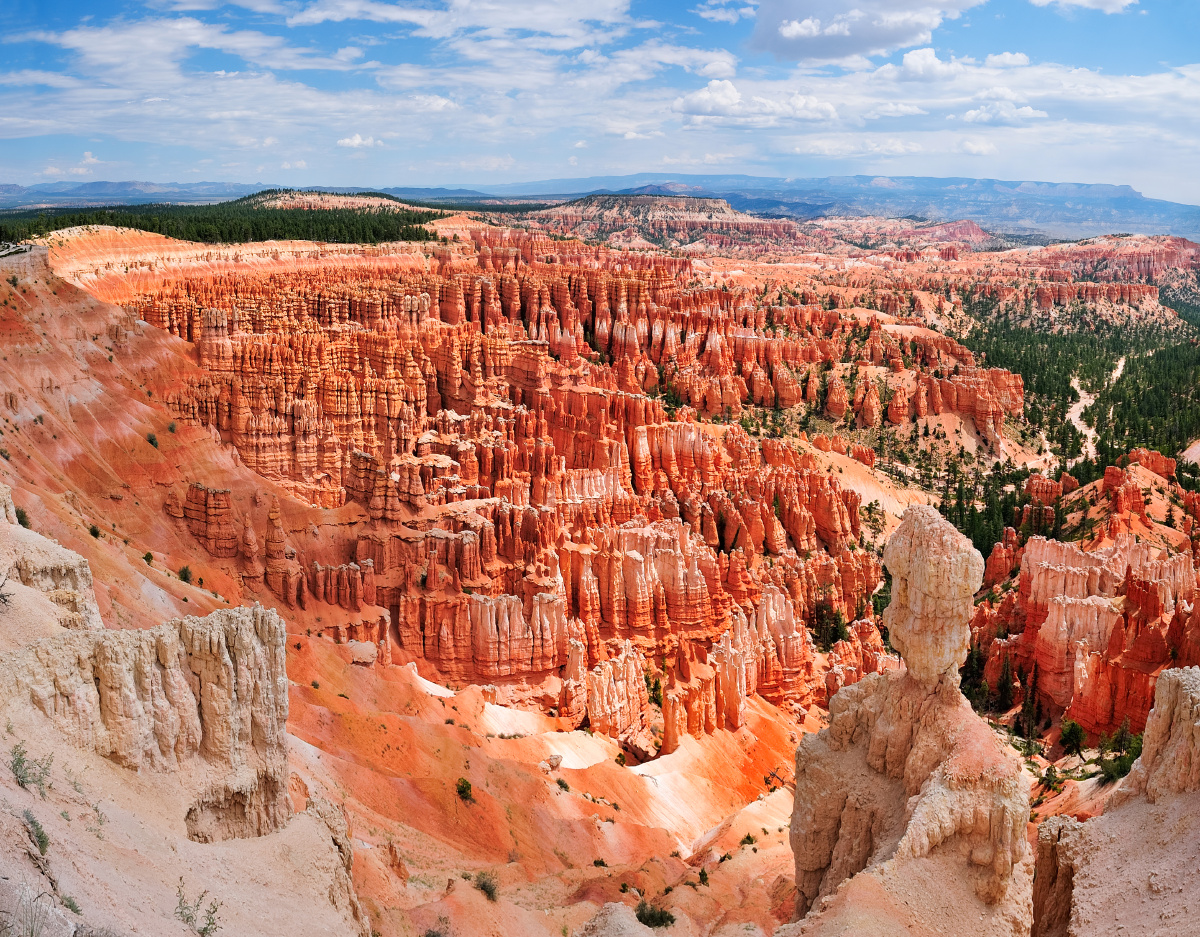 >  br /> 位于其内的红色,橙色与白色的岩石形成了奇特的自然景观