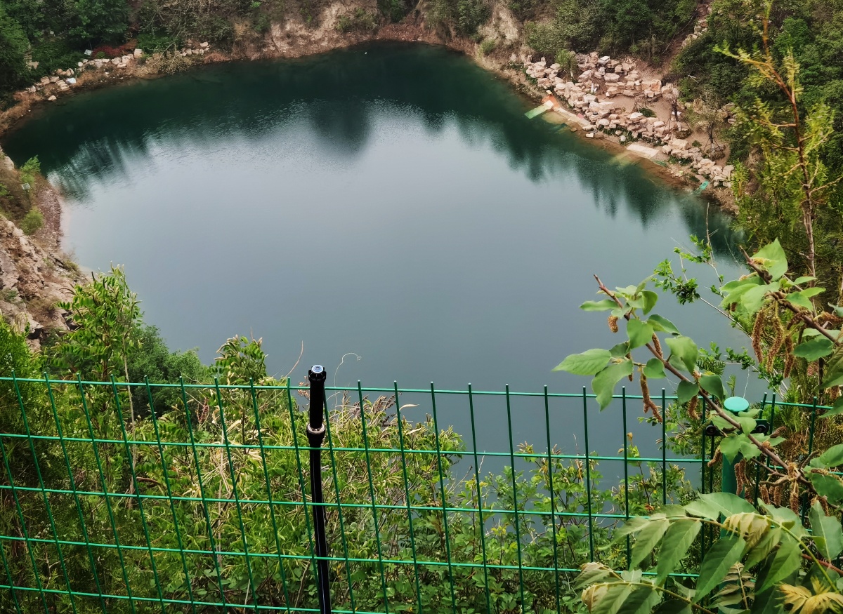砚池山砚泉75天下泉城砚池山就是地图上的燕翅山