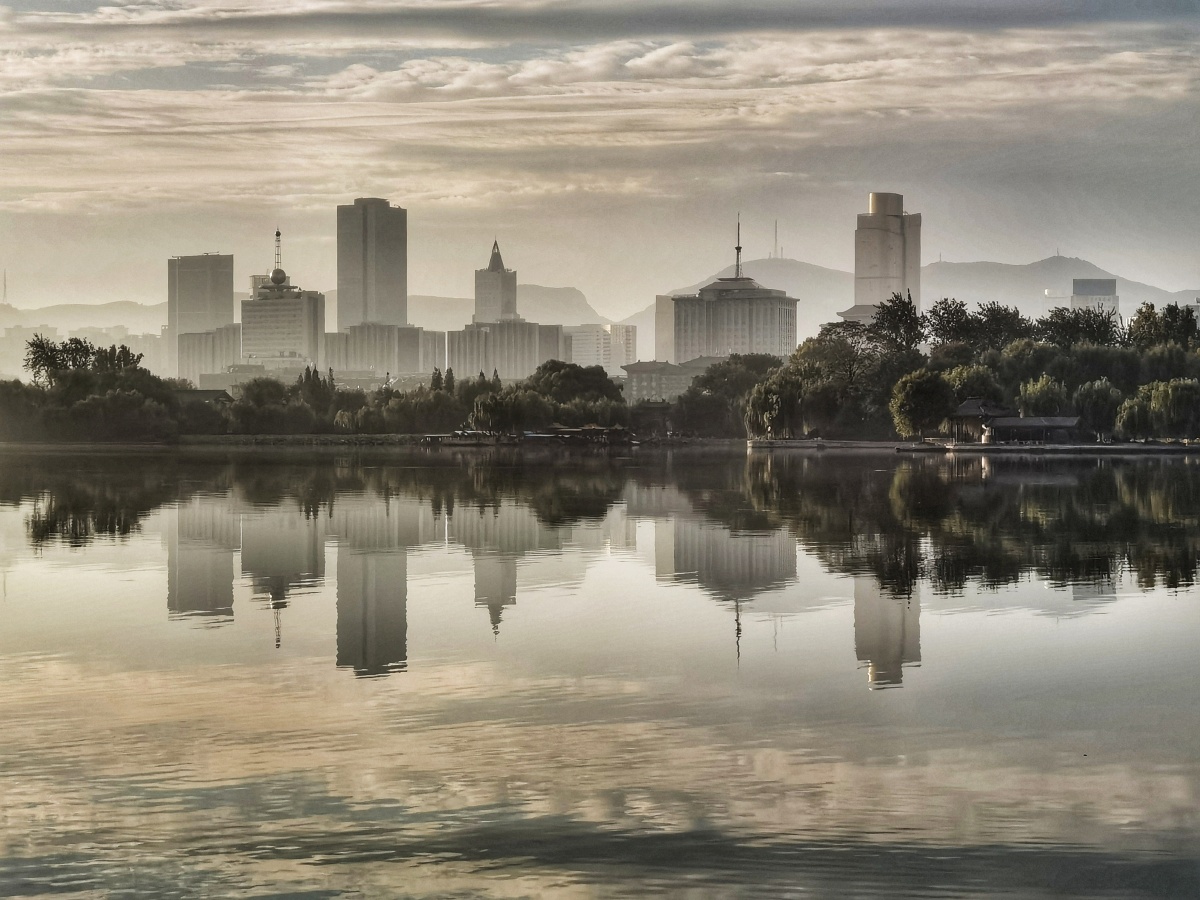 天下泉城75大明湖畔佛山倒影