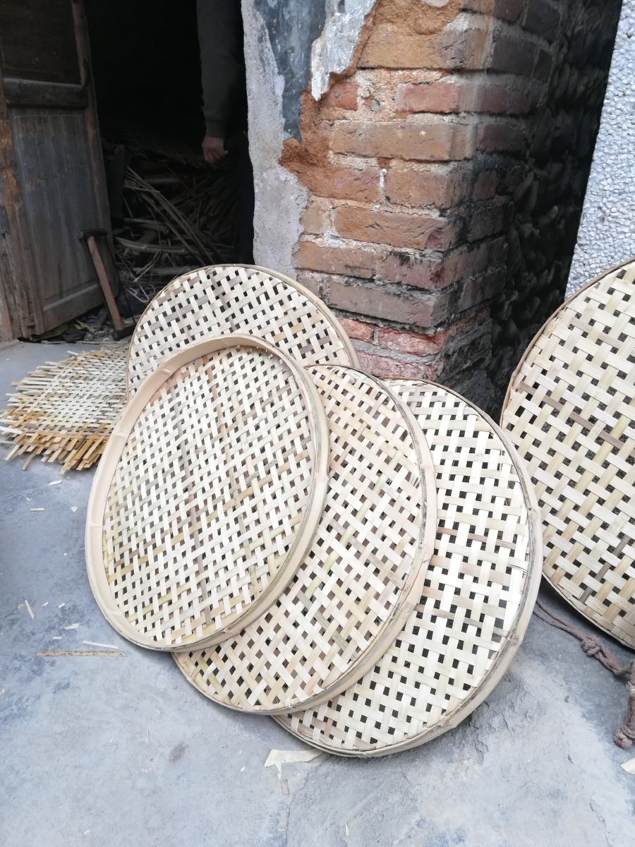 篾匠对很多年轻人来说,是个陌生的词语,由于工艺繁杂利薄,年轻人不愿