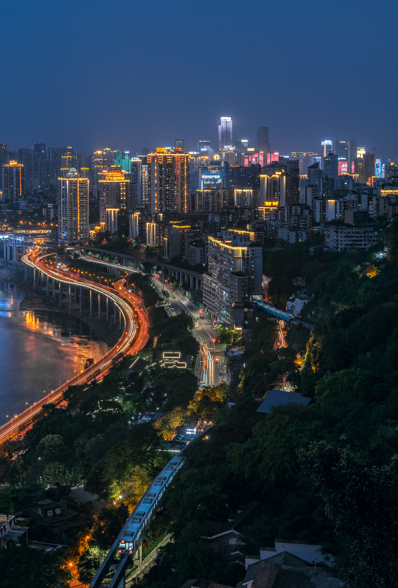 夜色中的李子坝轻轨站,轻轨穿楼而过 - 何师傅的照相馆 - 图虫