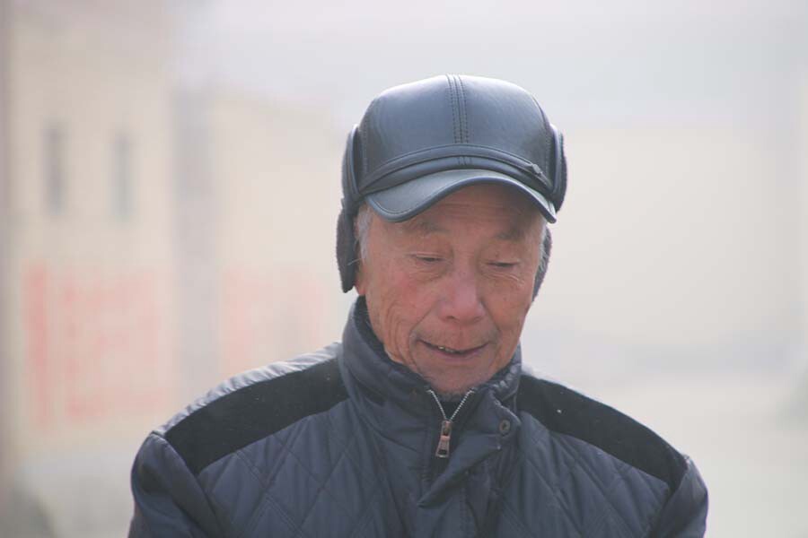 雾霾中农人