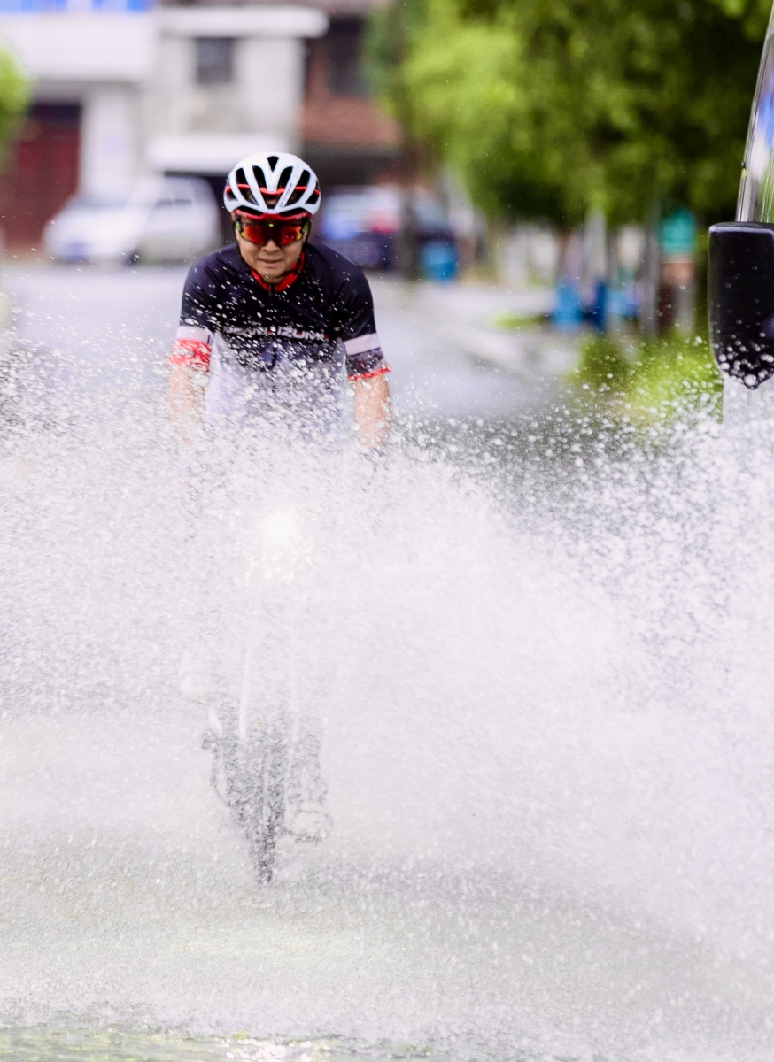 雨中骑车