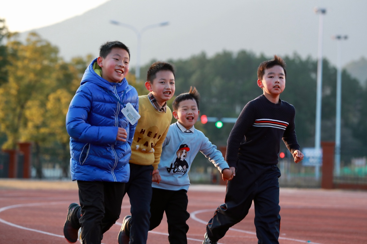 小学生放学以后自觉跑步3公里避开学校附近的拥堵