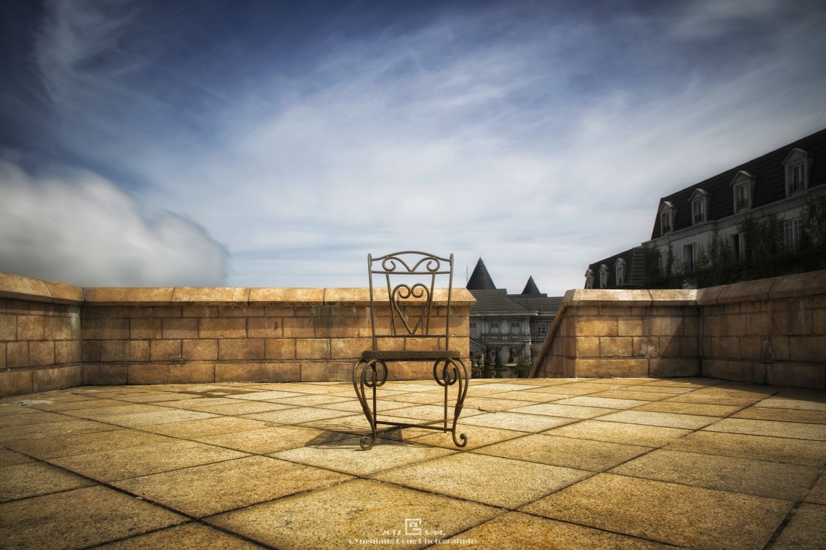 在越南旅游时偶然看到的场景,在脑海中便浮现了构图,一种