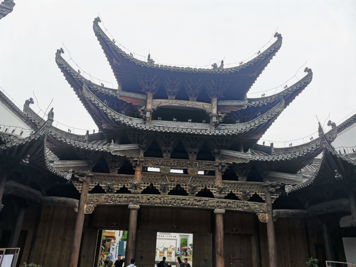 江西上饶市内槠溪老街建筑古老鲁班艺术传承保存至今