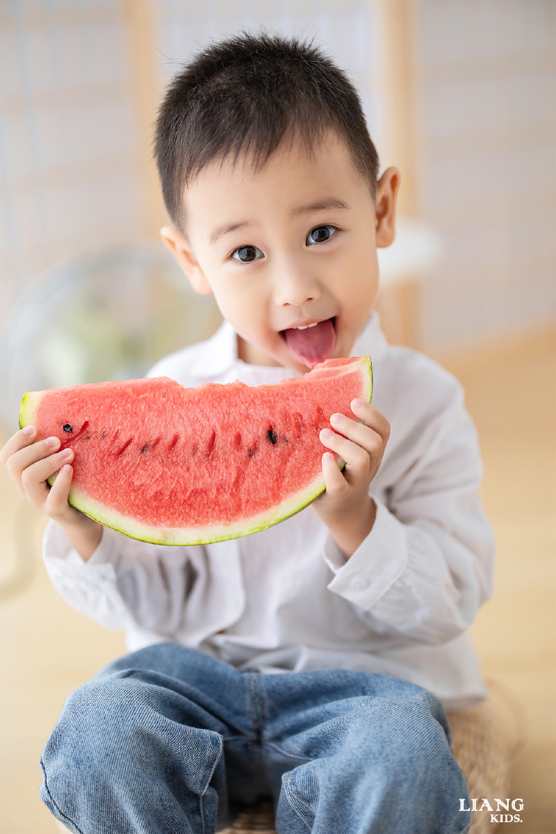 夏天就要吃西瓜吹电风扇