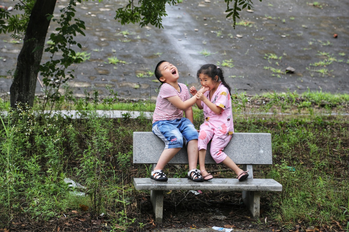 嬉戏童年的快乐,姐弟在河边玩耍嬉戏. 2021.07.16五河