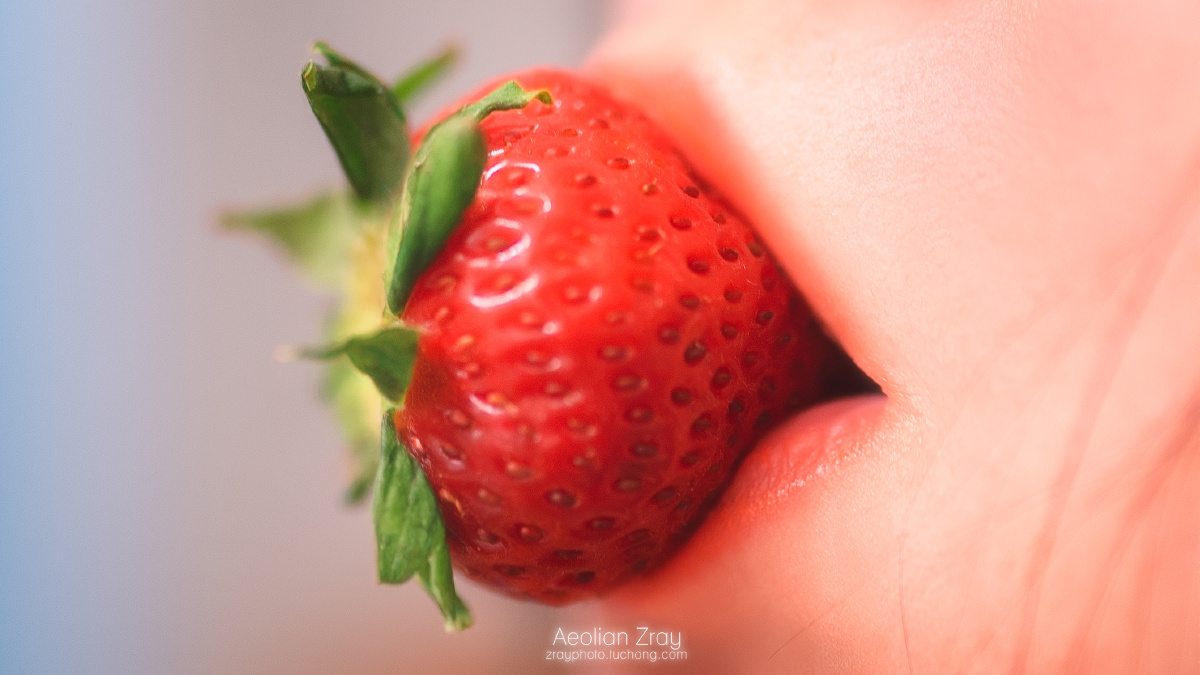 咬草莓的第一口