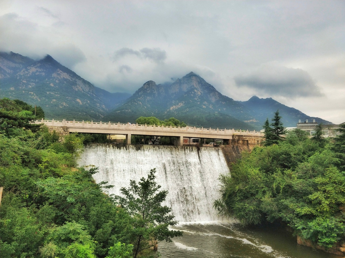 云中泰山水库瀑布