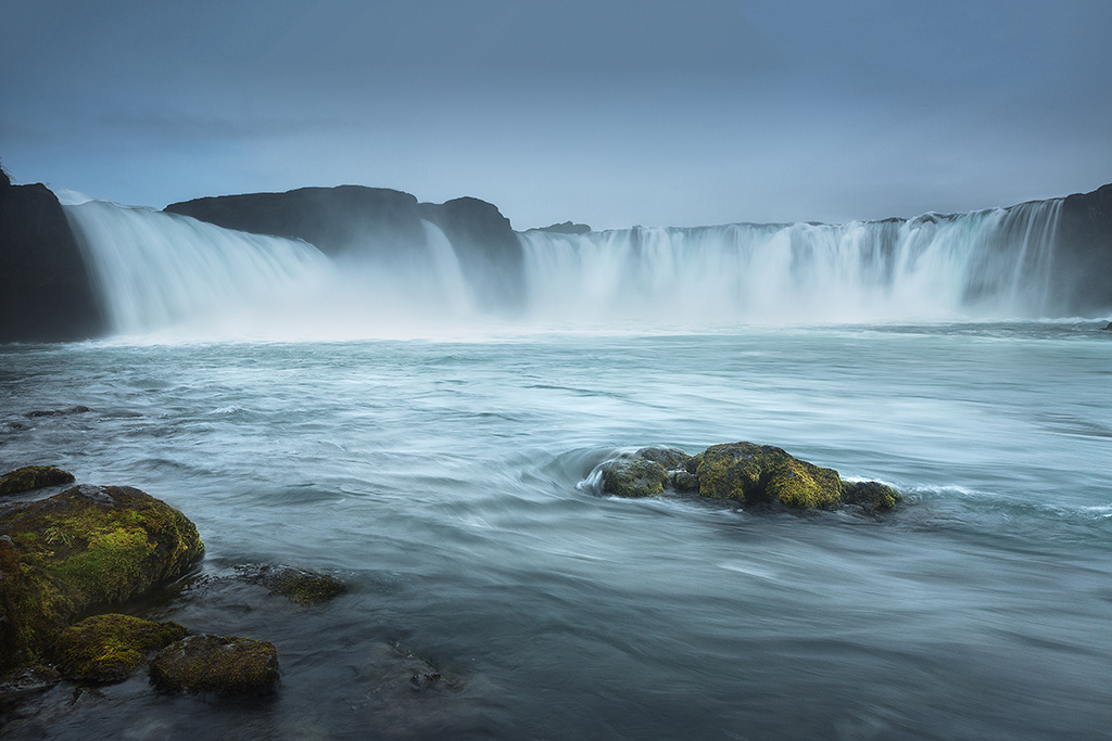 冰岛阴雨天的上帝瀑布