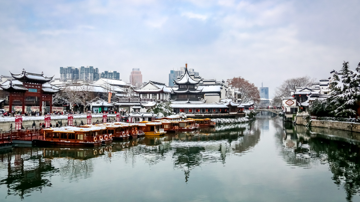 的明孝陵,古树参天的中山陵,被老城墙包裹的玄武湖,水墨江南的夫子庙