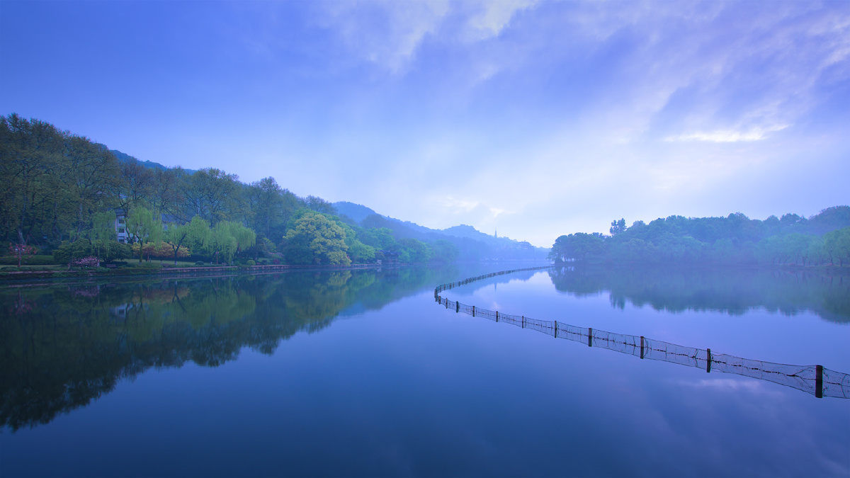 一湖春水镜帘开